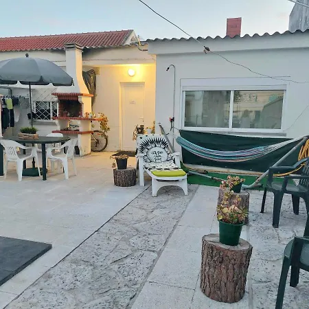 Cama Individual Em Quarto Partilhado Com Ar Condicionado E Varanda Perto Da Praia Costa da Caparica