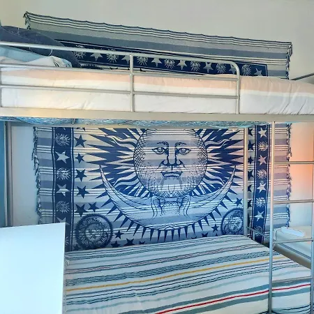 Cama Individual Em Quarto Partilhado Com Ar Condicionado E Varanda Perto Da Praia
