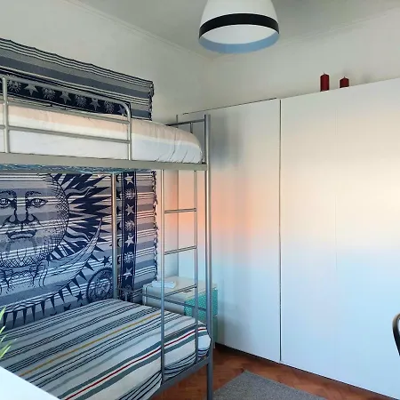 Cama Individual Em Quarto Partilhado Com Ar Condicionado E Varanda Perto Da Praia * Costa de Caparica