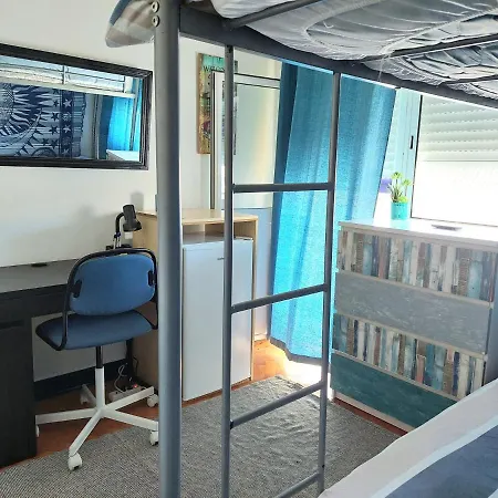 Cama Individual Em Quarto Partilhado Com Ar Condicionado E Varanda Perto Da Praia