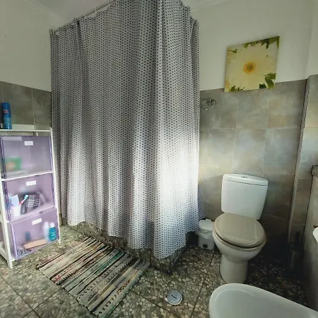 Cama Individual Em Quarto Partilhado Com Ar Condicionado E Varanda Perto Da Praia Accommodatie bij particulieren Costa de Caparica