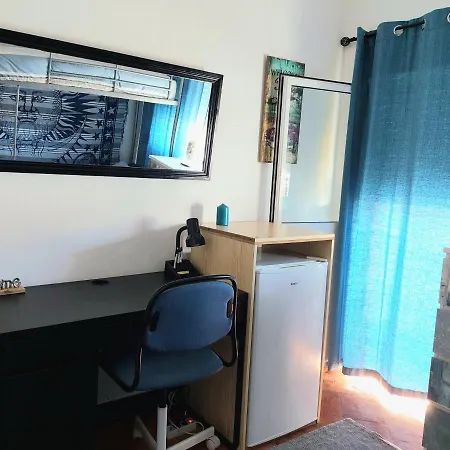 Cama Individual Em Quarto Partilhado Com Ar Condicionado E Varanda Perto Da Praia *