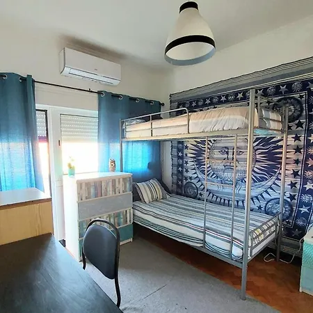 Cama Individual Em Quarto Partilhado Com Ar Condicionado E Varanda Perto Da Praia *