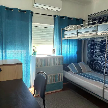 Cama Individual Em Quarto Partilhado Com Ar Condicionado E Varanda Perto Da Praia *